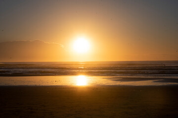 Lindo por do sol na praia. Sol laranja no oceano. 