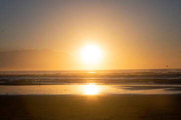 Lindo por do sol na praia. Sol laranja no oceano. 
