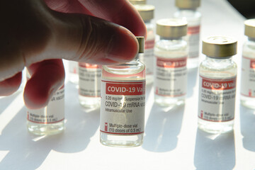 印象的なコロナウイルスワクチンのコンセプトイメージ