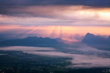 Obraz premium The mountain and beam from the sun at Thailand.