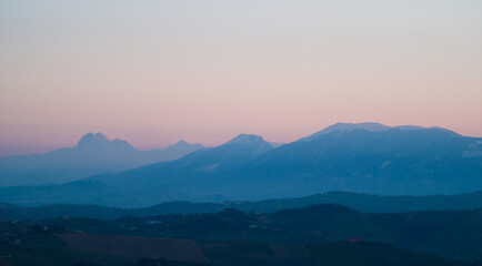 Roseo tramonto sulle azzurre montagne dell’Appennino