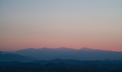 Roseo tramonto sulle azzurre montagne dell’Appennino