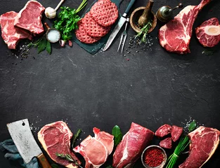 Fotobehang Assortiment rauwe stukken vlees, dry-aged beef steaks en hamburgers © Alexander Raths