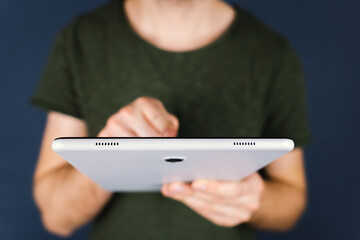 Mann tippt auf Tablet-PC 