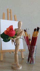 Kompozycja artystyczna z różą.