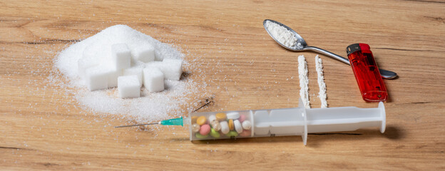 Zucker, und Kokain auf einer Schieferplatte, was macht süchtiger Zucker oder Kokain
