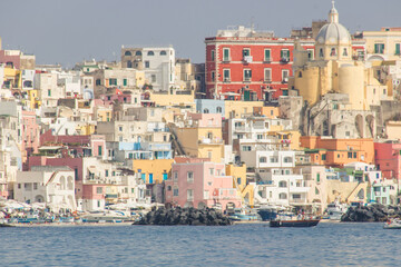 jolie vue sur le port de Corricella sur l'île de Procida dans la baie de Naples, célèbre pour...