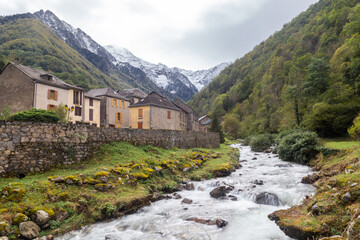 Le hameau de Salau, sur la commune de Couflens, dernier village au fond de la vallée du haut-Salat, point de passage pour rejoindre l'Espagne à pied à travers les Pyrénées  © Jeremie LORAND