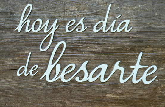 Wooden board with a romantic text message: " today is the day to kiss you ".