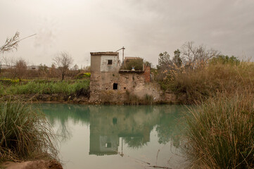 Fototapeta na wymiar abandoned house in ruins by the river