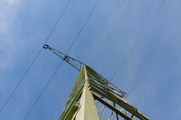 Hochspannungsmast vor blauem Himmel Froschperspektive