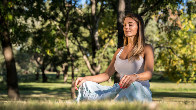 Mujer haciendo yoga en el parque