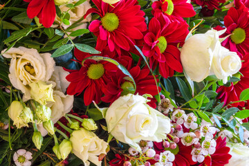 Detailaufnahme eines bunten Blumenstraußes mit zwei weißen Rosen

