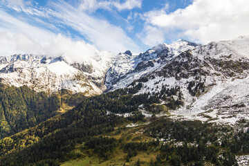 Fototapeta na wymiar Vue panoramique sur le massif des Pyréennées depuis la station de ski de Guzet à Ustou, en Arriège,