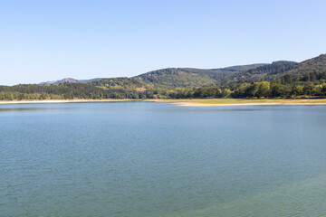 Fototapeta na wymiar Le lac de Saint-Férréol, dans les départements de la Haute-Garonne, du Tarn et de l'Aude en région Occitanie, alimente le canal du Midi