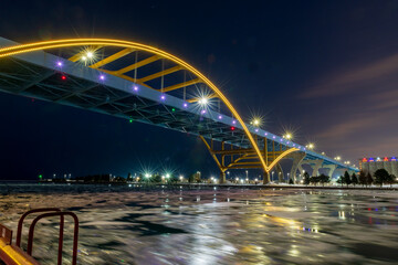 Hoan Bridge in Milwaukee, Wisconsin at Night during Winter - obrazy, fototapety, plakaty