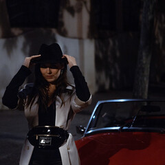 Modelo Mujer Posando en Automóvil Descapotable Antiguo Rojo