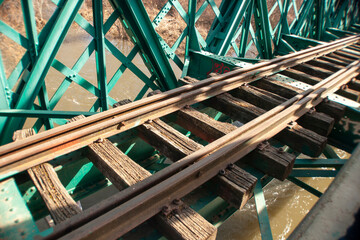 Vía de tren en el puente verde del parque regional del sureste