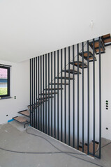 Modern, elegant staircase in completion. Moderne, elegante Treppe  in Fertigstellung, im Inneren eines Hauses
