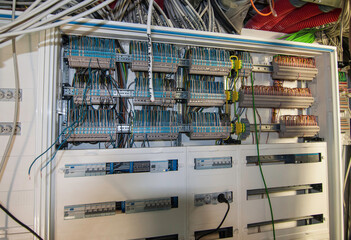 
Open fuse box, electrical distributor of a new family house in an exemplary design. Offener  Sicherungskasten, Elektroverteiler  eines neuen Einfamilienhauses in vorbildlicher Ausführung