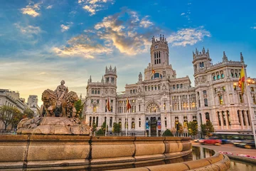 Crédence en verre imprimé Madrid Madrid Espagne, lever du soleil sur les toits de la ville à la place de la ville de la fontaine de Cibeles