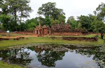Fototapeta na wymiar View of the beautiful Hindu temple of Banteay Srei, Cambodia 