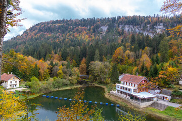 Couleurs d'automne sur les bassins du Doubs, à Villers-le-lac, en Franche-Comté, à la frontière...