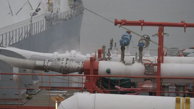 Connection for transfer LNG on manifold of gas tanker