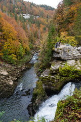Couleurs d'automne au saut du Doubs, une chute de 27 mètres de hauteur sur le Doubs, à Villers-le-lac, en Franche-Comté, à la frontière entre la France et la Suisse