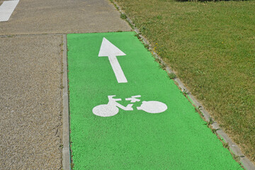 Piste cyclable verte dans les rues de Port-la-Nouvelle, Aude, Languedoc, Occitanie.