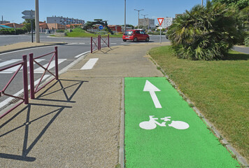 Piste cyclable verte dans les rues de Port-la-Nouvelle, Aude, Languedoc, Occitanie.