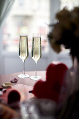 bride and groom champagne