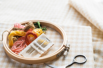 刺繍　枠と刺繍針と糸
