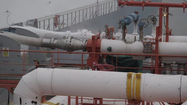 Flange connection with hoses for transfer LNG on cargo manifold of tanker ship