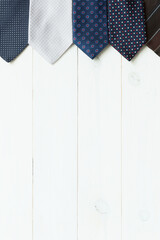 Weiße Holzwand mit Krawatten