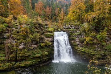 Couleurs d'automne au saut du Doubs, une chute de 27 mètres de hauteur sur le Doubs, à...