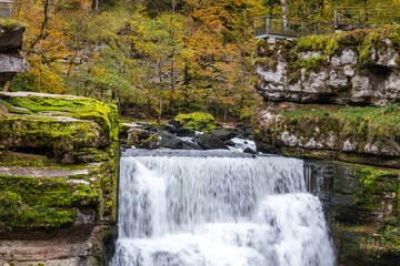 Couleurs d'automne au saut du Doubs, une chute de 27 mètres de hauteur sur le Doubs, à...