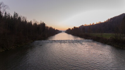 Fluss im Sonnenuntergang