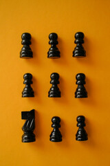 fichas del ajedrez negras y blancas 