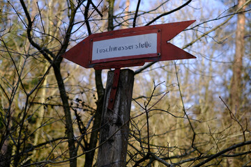 Unleserliches Hinweisschild zur Löschwasserstelle im Wald