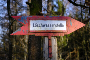 Hinweisschild zur Löschwasserstelle im Wald