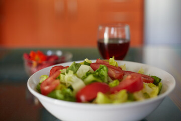Menu de ensalada de lechuga y tomate