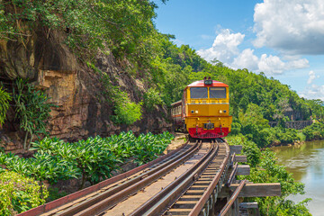 Obraz premium trains running on death railways track crossing kwai river in kanchanaburi thailand this railways important destination of world war II history builted by soldier prisoners