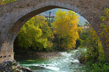 Fototapeta na wymiar Puente Romano, Río Sella, Cangas de Onís, Parque Nacional Picos de Europa, Asturias.