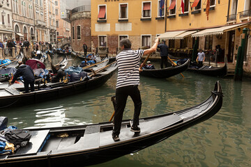 Fototapeta na wymiar Paisaje con góndolas en Venecia, Italia.