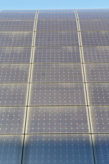 Mur de panneaux photovoltaïques d'un immeuble moderne 