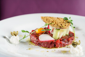 beef tartar with egg