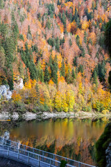 Paysage d'automne au barrage du Châtelot, sur le cours du Doubs à la frontière entre la France et la Suisse