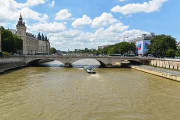Fototapeta premium Summer Paris, embankment of the Seine.