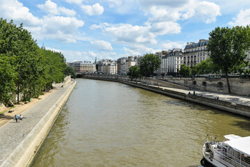 Fototapeta na wymiar Summer Paris, embankment of the Seine.